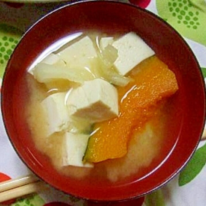 かぼちゃとキャベツと豆腐の味噌汁